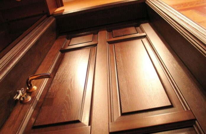 Красивые и практичные — преимущества деревянных дверей